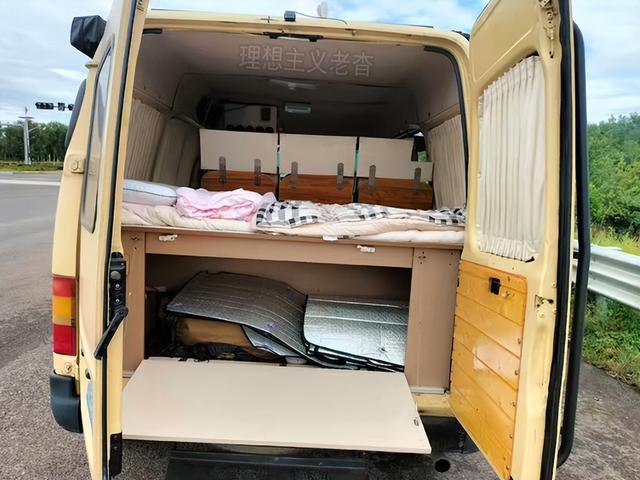福特全顺改装床车旅行宿营车自驾游更实用mg不朽情缘平台网站车顶铺设太阳能软板(图3) 福特全顺改装床车旅行宿营车自驾游更实用mg不朽情缘平台网站车顶铺设太阳能软板(图3)